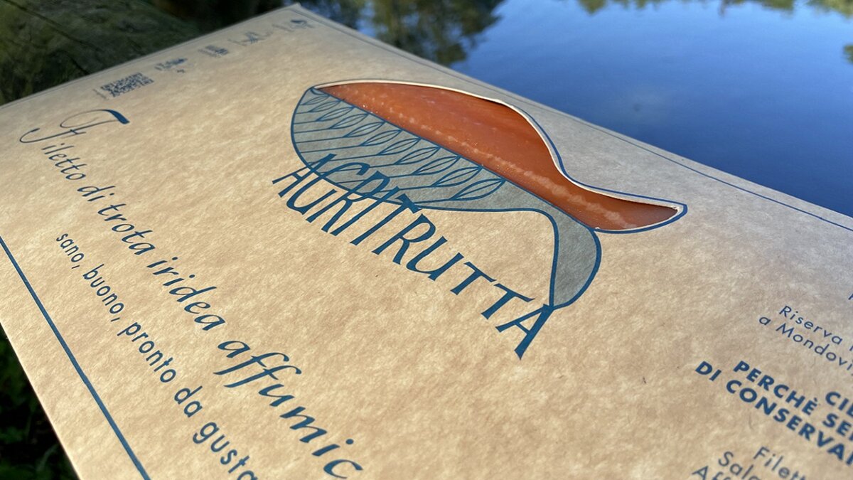 Fotografia: filetto di trota iridea affumicato a freddo