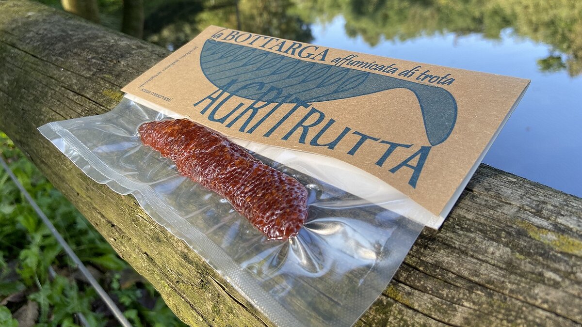 Fotografia: bottarga affumicata di trota iridea