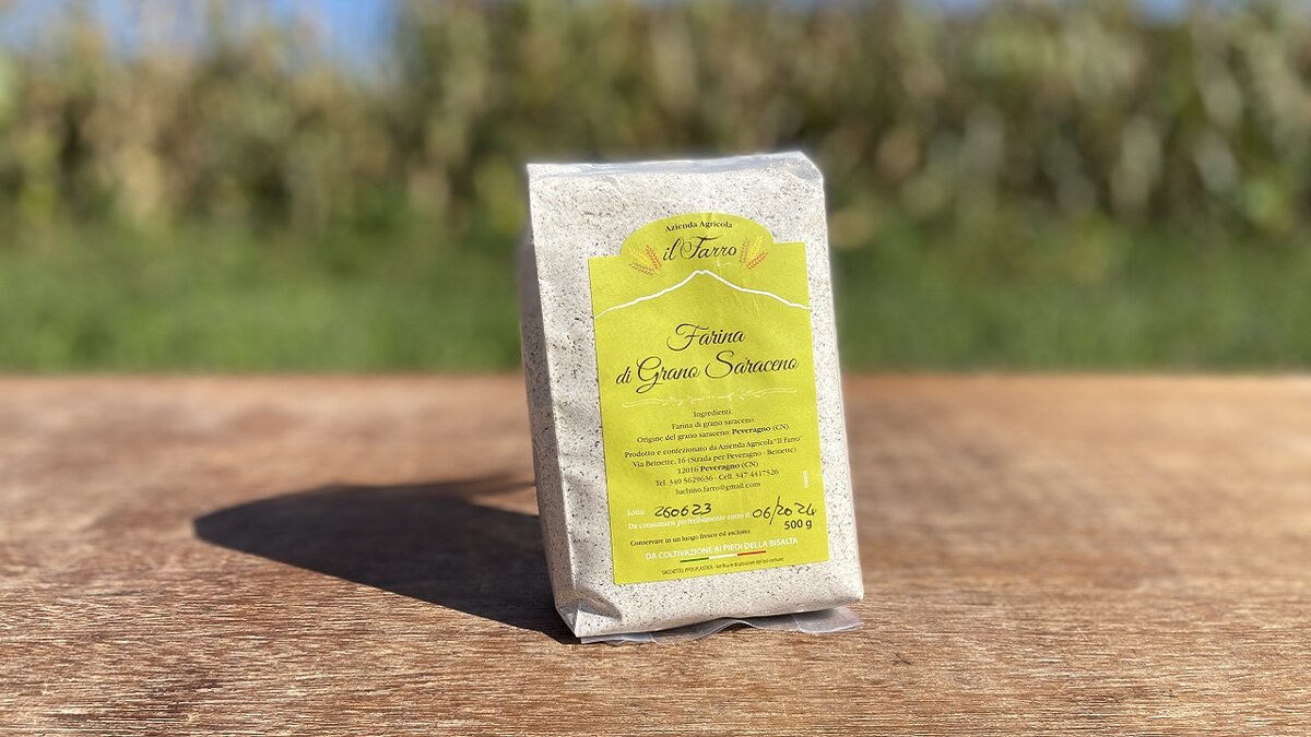 Fotografia: farina integrale di grano saraceno