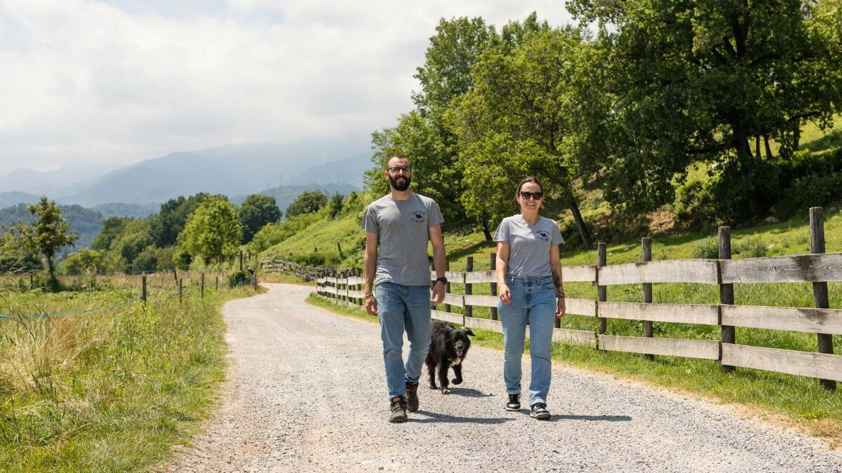 Fotografia di Irina e Mattia, proprietari dell'azienda e agriturismo Coc Nèr